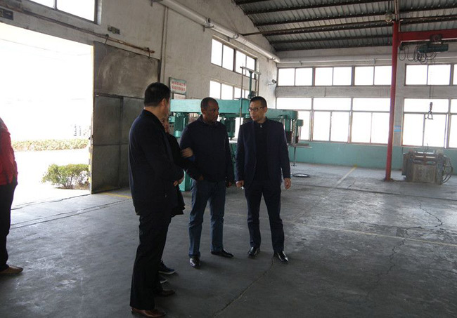 Company Leaders And International Friends Inspect Production Workshop